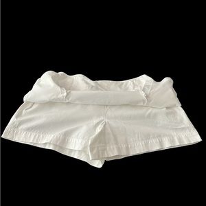 Harold’s white cotton skort size 10. Zipper located in back. Great condition.